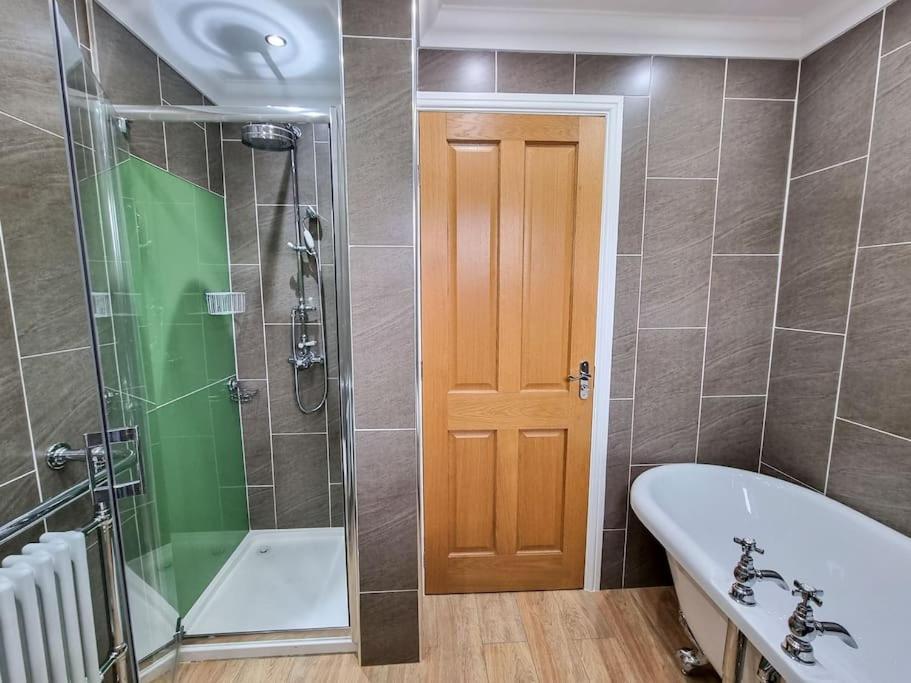 Stunning Family Home Close To The City Centre Manchester Exterior photo