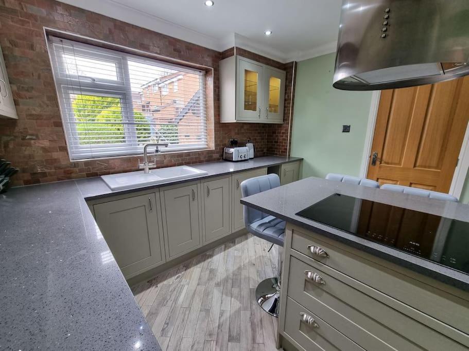 Stunning Family Home Close To The City Centre Manchester Exterior photo